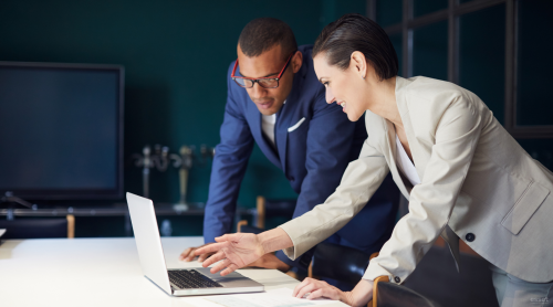 professionnels devant un ordinateur