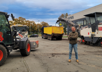 engins de chantier et homme