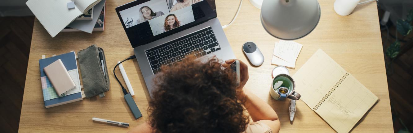 Femme en téléconférence